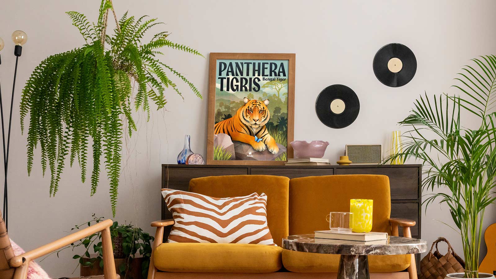 Ein illustriertes Plakat eines Bengal-Tigers steht gerahmt auf der Kommode eines gemütlichen Wohnzimmers