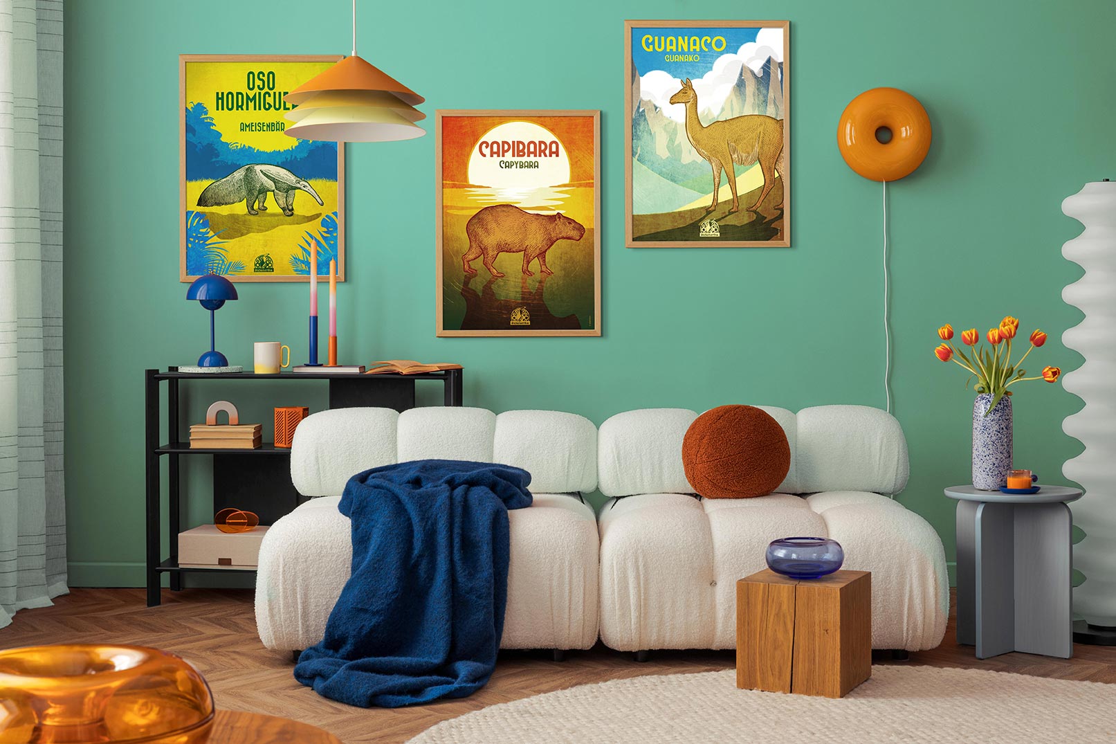 Ein farbenfroh eingerichtetes Wohnzimmer mit drei gerahmten Postern an der Wand