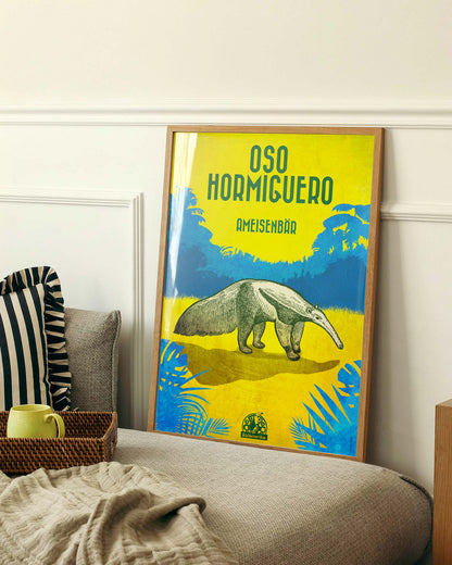 Gerahmtes Poster neben einem Bett mit einem Ameisenbär in blauen und gelben Farben