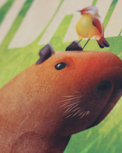 Makro-Aufnahme eines illustrierten Posters mit dem Gesicht eines Capybaras und einem bunten Vogel