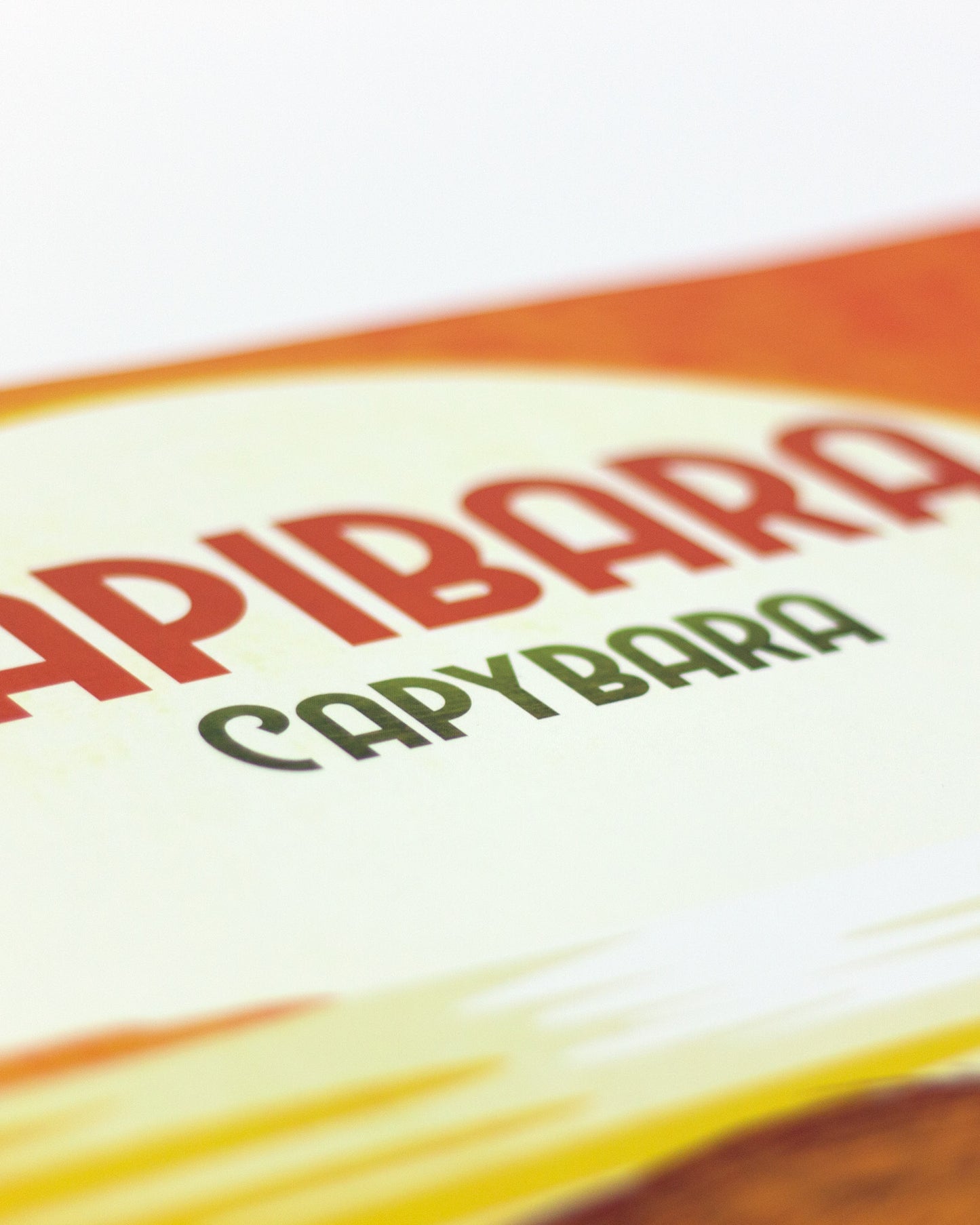 Makro-Aufnahme eines illustrierten Posters mit einem Capybara