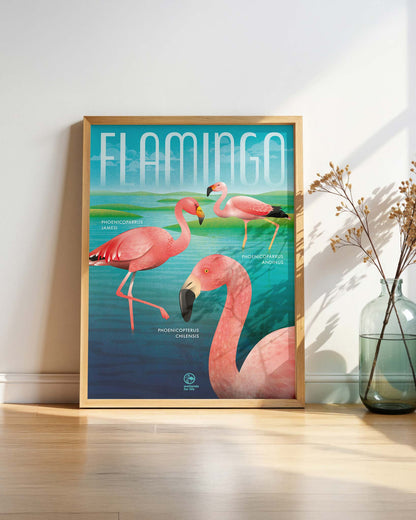 Ein illustriertes Tier-Plakat mit drei Flamingos steht gerahmt an einer lichtdurchfluteten Wand neben einer dekorativen Vase