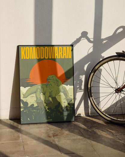 Gerahmtes Poster neben einem Fahrrad mit einem Komodowaran vor untergehender Sonne