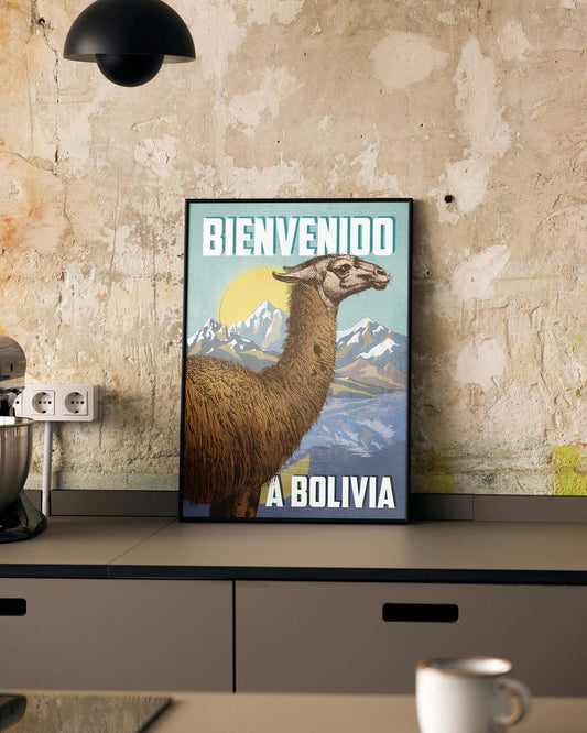 Gerahmtes Poster auf einer Anrichte stehend mit einem Lama vor bergiger Landschaft