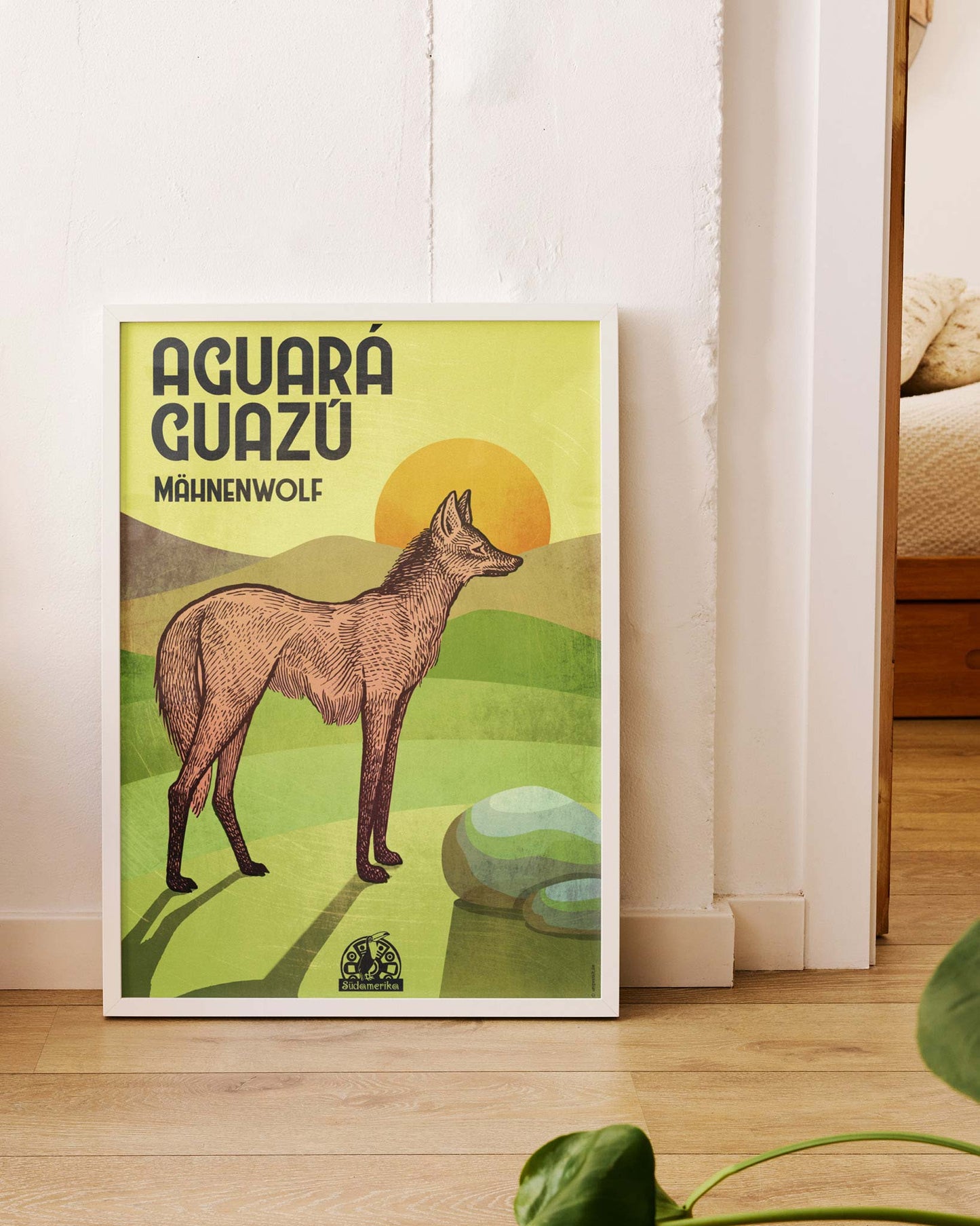 Gerahmtes Poster auf dem Boden stehend mit einem Mähnenwolf in grüner Landschaft