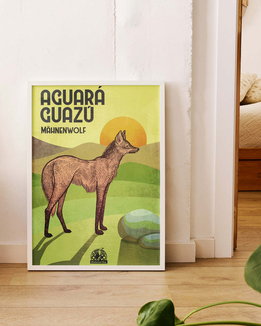 Gerahmtes Poster auf dem Boden stehend mit einem Mähnenwolf in grüner Landschaft