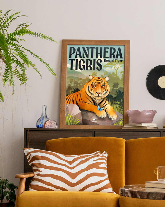 Ein illustriertes Tier-Plakat mit einem Bengal-Tiger in seinem natürlichen Habitat, steht auf einer Kommode in einem modernen Wohnzimmer